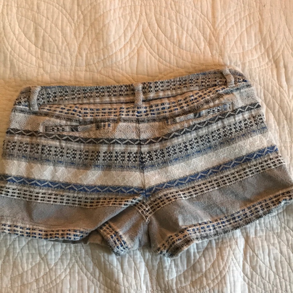 patterned shorts - Picture 3 of 3